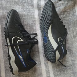 Soccer shoes