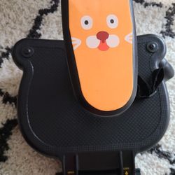 The Tiny Gogo Universal Stroller Board is a 2-in-1 buggy board with a detachable seat for toddlers, designed to be compatible with most stroller brand