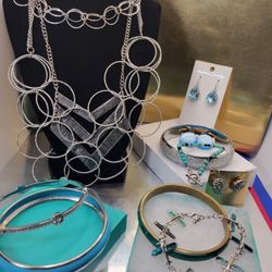  ! LOT OF VINTAGE JEWERLY,  NECKLACES  BRACELETS & EARRINGS
