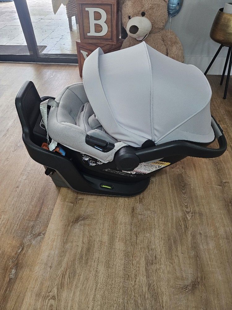 Like New UPPAbaby Mesa Max Infant Car Seat