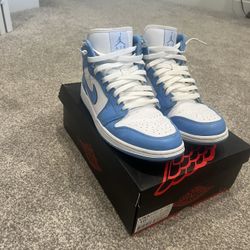 Jordan 1 Mid “UNC” Size 10.5M