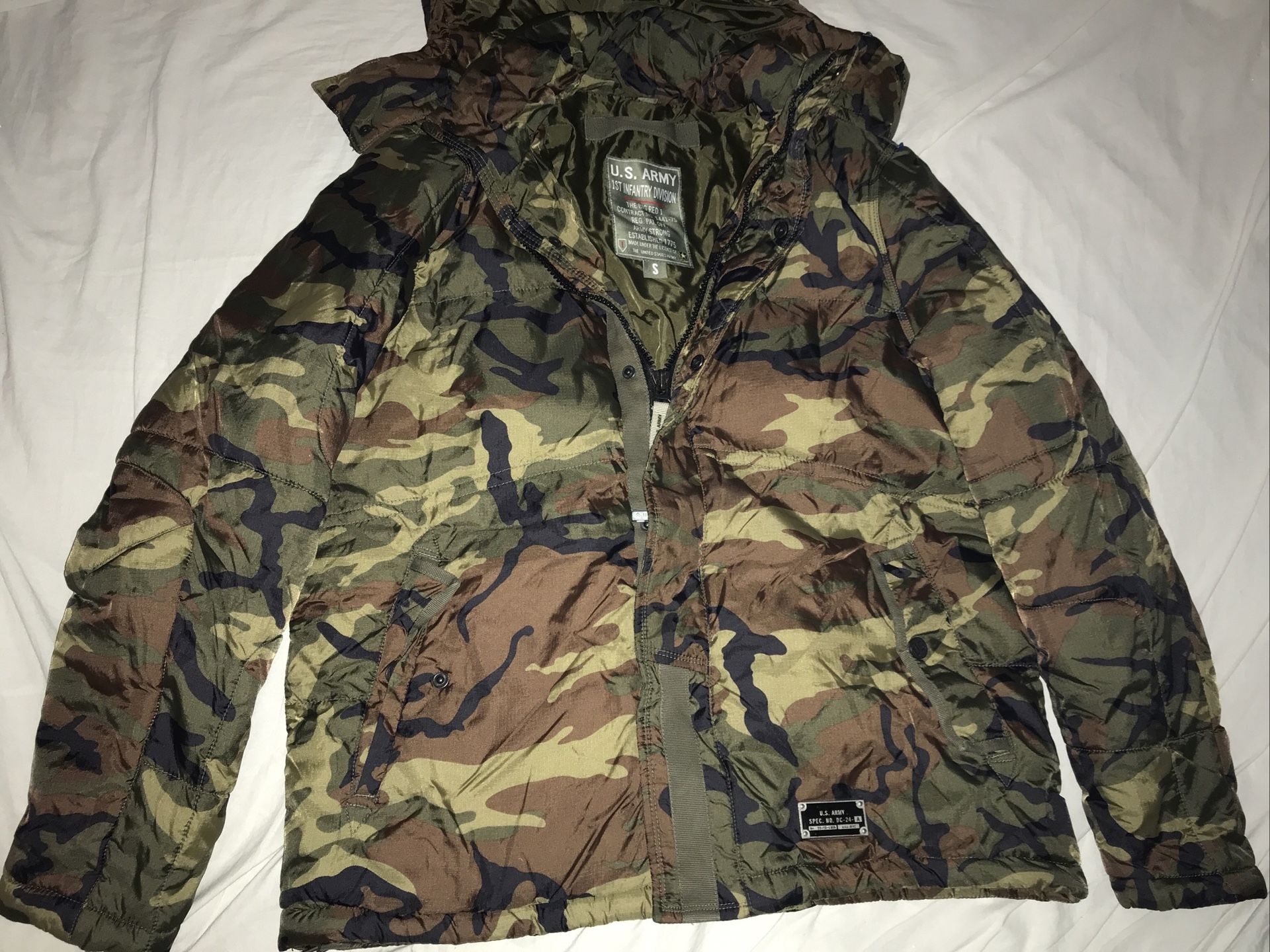 MENS U.S. ARMY 1ST INFANTRY DIVISION THE BIG RED 1 CAMO POLY FILLED JACKET SZ S