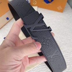 Lv belt.            brand new.      85$