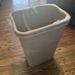 Brand New COASTWIDE Indoor Trash Can w/out Lid Beige Soft Plast 7 Gal CW56430