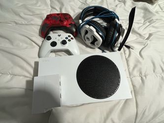 Microsoft Xbox Series S Bundle with 2 Controllers, rechargeable battery’s dock, and Headset