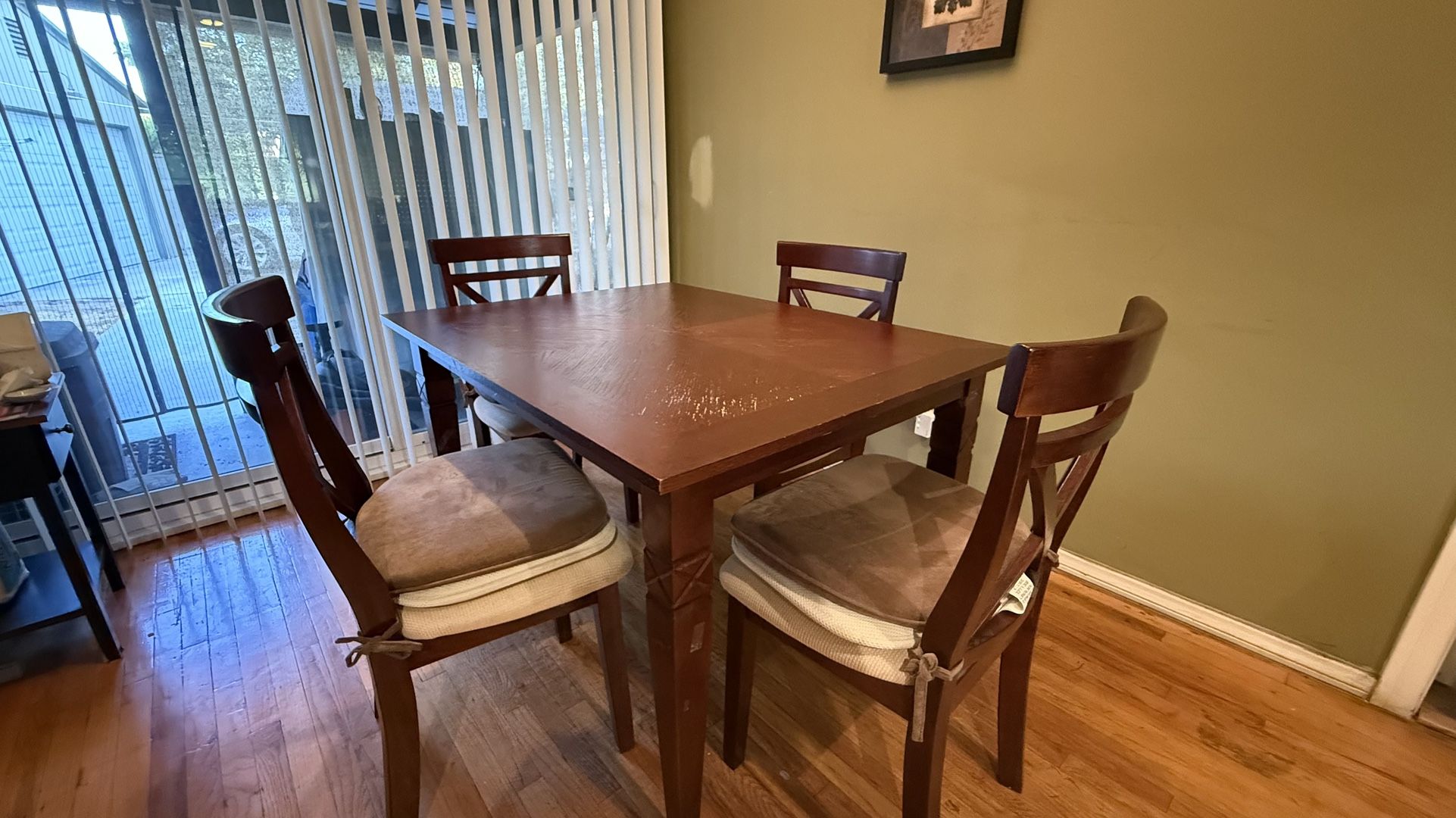 Dining table with 4 Chairs