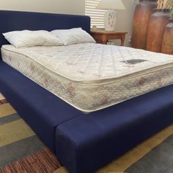 Scandinavian Modern  Platform Bed Like New