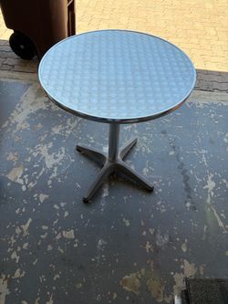 Round Bistro Table and 4 chairs