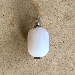 ⚪️ Pretty, white and silver tone beaded pendant