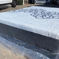 Queen Bamboo Hybrid Cool Gel Memory Foam Mattress!!