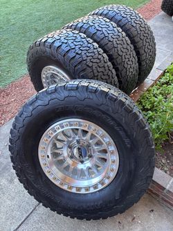 Chevy Silverado 6x139.7 new KMC and 315/70/17 used tires