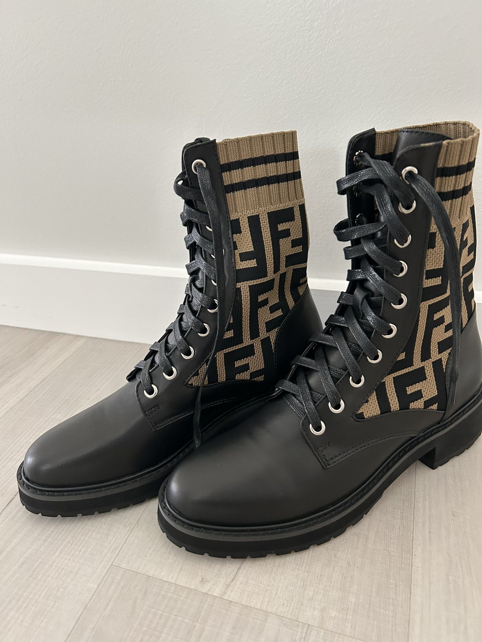 F€NDI Boots Size 8 New