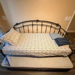 Single Bed/pull Out Bed