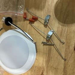 New One Case  (24) Of 5/6 Inch Led Disc Light Thin Trim