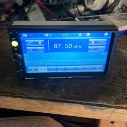 7 inch touchscreen Bluetooth radio