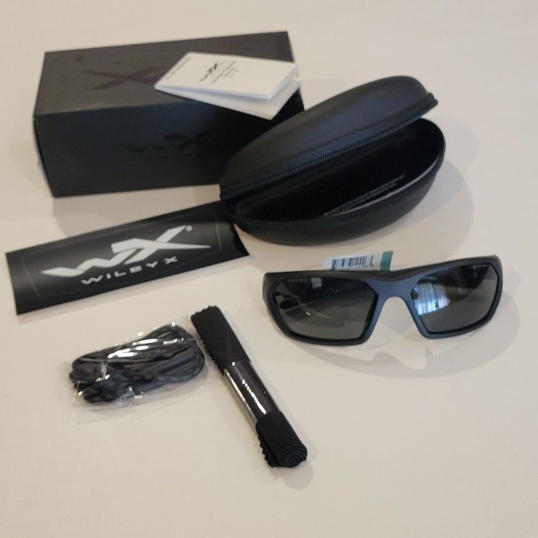 Wiley X Ignite WX Z87-2 Eyewear Safety Glasses Sport New. Comes with
original box, case, cleaning cloth - please see the photos.
New, never been used