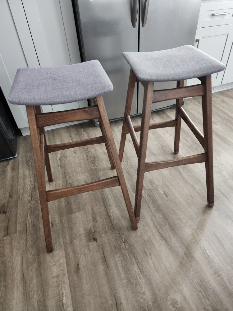 4pcs barstool 30 Inch high. Not Sold Separately. Used But In Good Condition.