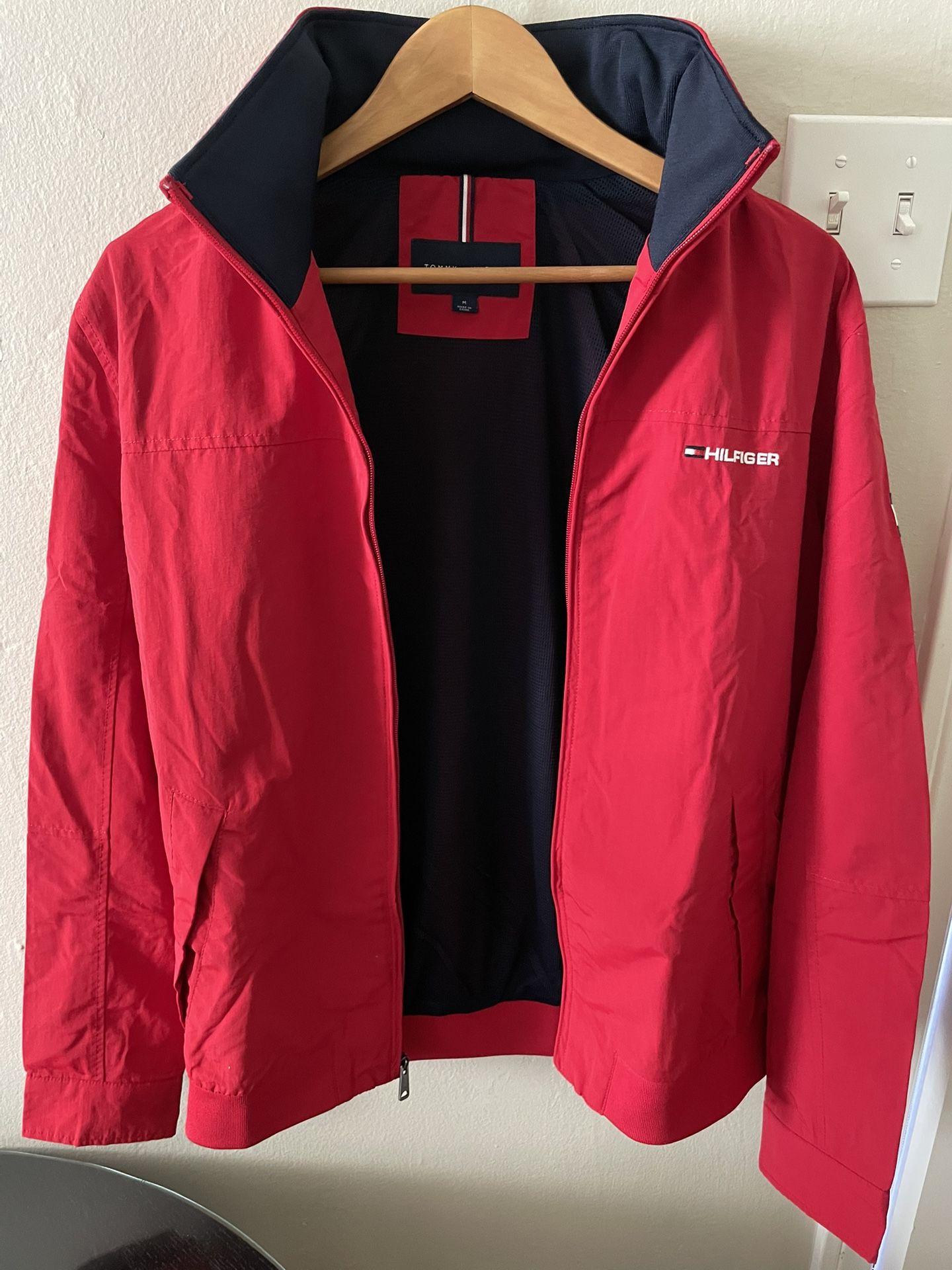 TOMMY HILFIGER WATER-RESISTANT HOODED REGATTA JACKET SIZE/M