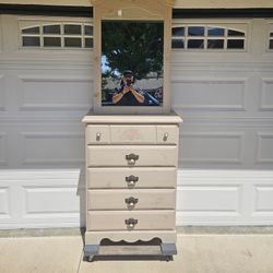 Like New Five Drawer Dresser w/ Mirror 