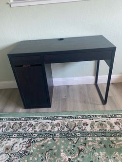 Desk for sale $60 excellent condition