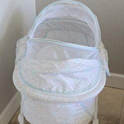 Portable Bassinet With Screen 