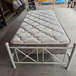 White metal Twin Size Bed 