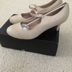 Chase & Chloe "Kona 2" nude 3.5" heels - womens 8.5 NIB