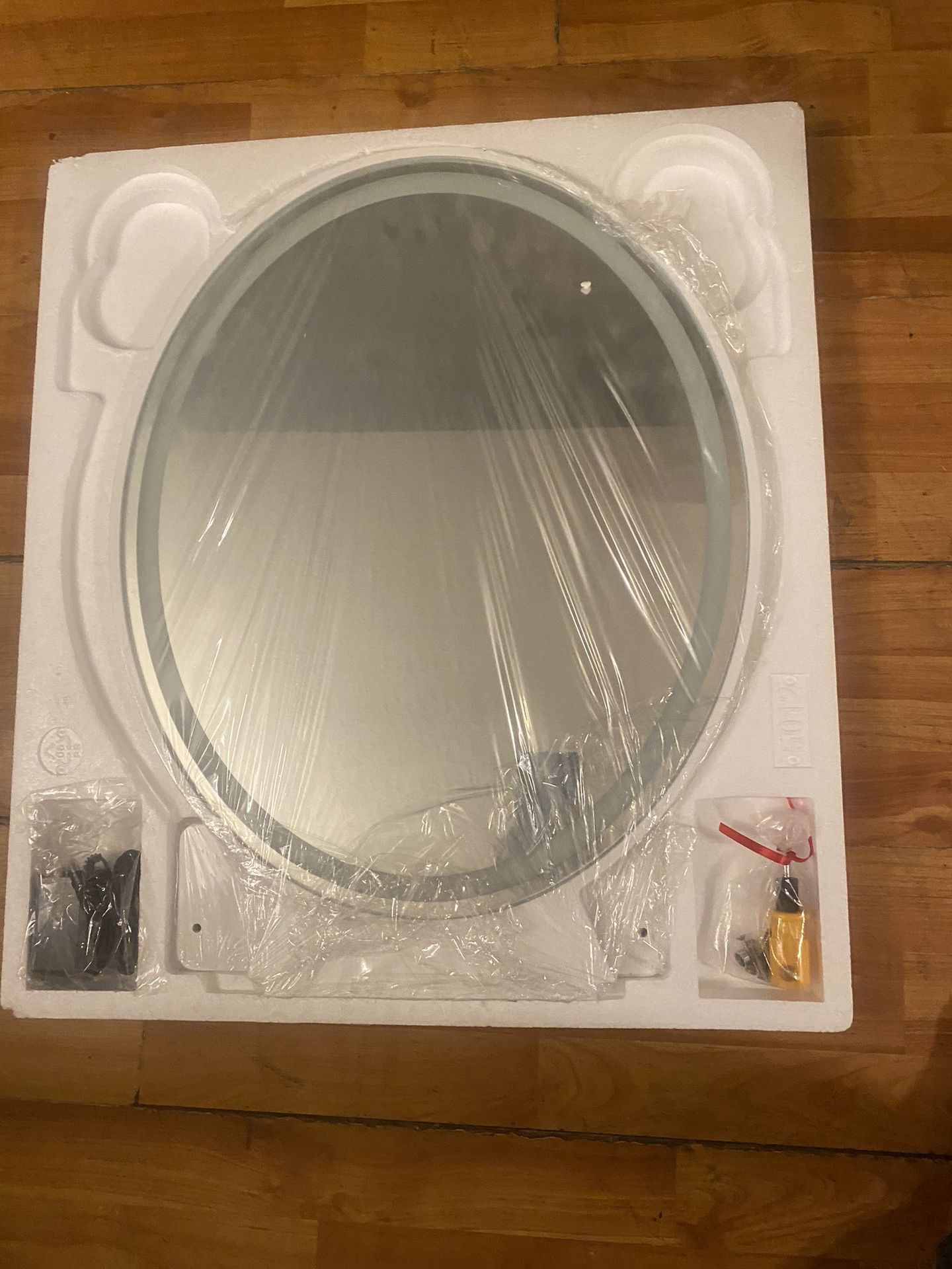 22 Inch Make Up Mirror With Lighting And Remote Control. 