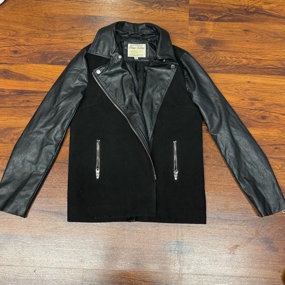 Vintage Black Textured Leather Jacket with Moto Design