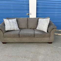 FREE DELIVERY 🚚🚛🚚 Super Nice Couch 