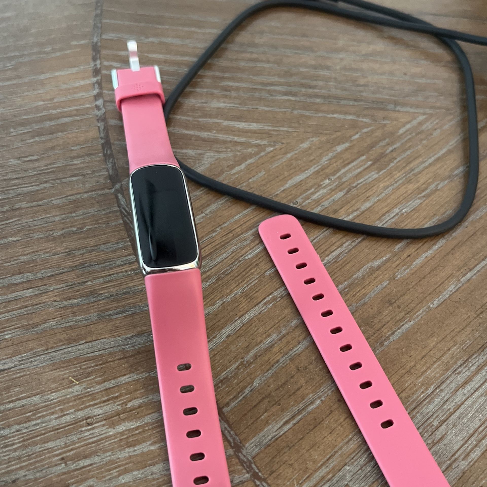 Fitbit luxe With Extra Band And Charger 