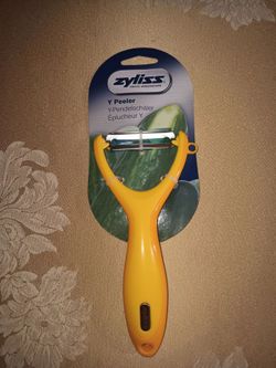 NEW"ZYLISS" Y PEELER ( Y-PENDELSCHALER EPLUCHEUR Y).CAN DELIVER IF YOU ARE IN MY NEGHBARHOOD.