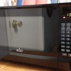 RIVAL MIDSIZE MICROWAVE 900 WATTS OF POWER WORKS GREAT FREE DELIVERY LOCALLY $30