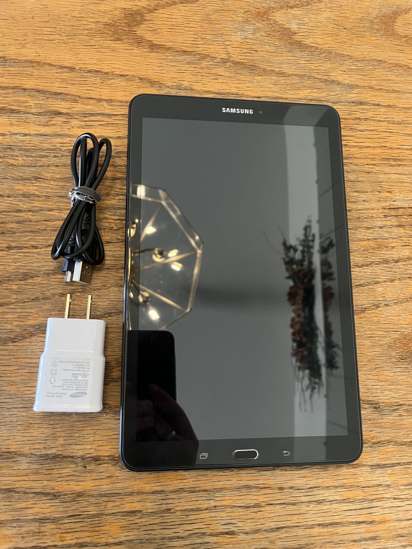 Like New Samsung Tab E 9.7 Smart Tablet 16gb Storage & Charger 