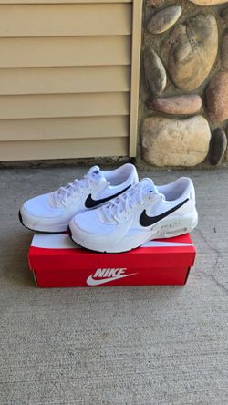 Women's Nike Air Max Excee Size US 9 White/Black