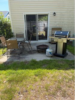 Patio set with 2 propane tanks
