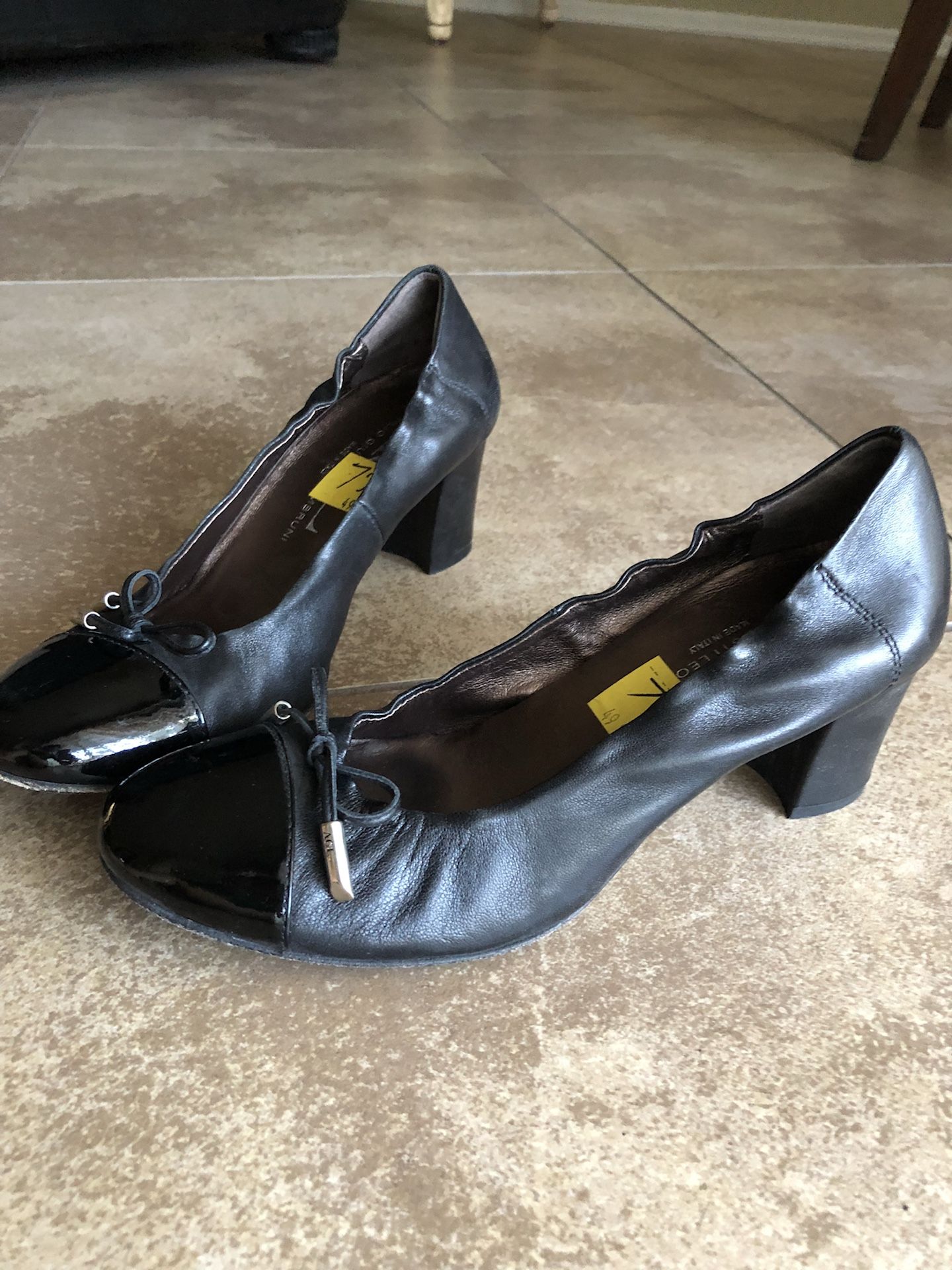 Women’s Shoe (size 7.5)
