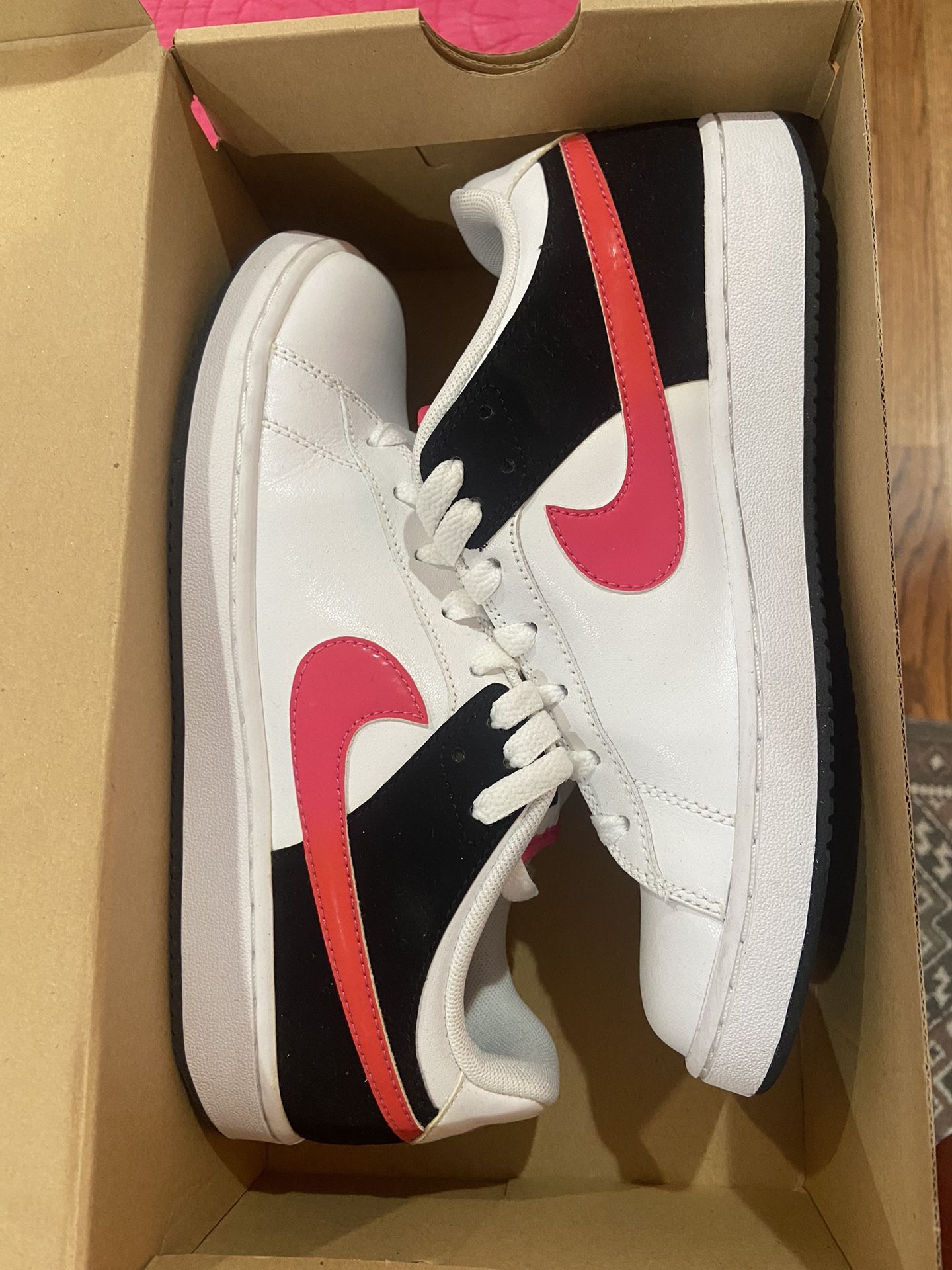 Women’s Nike Sneakers Size 8.5