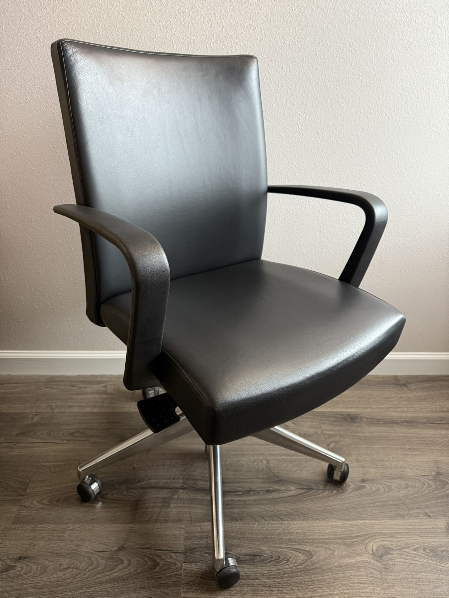 HBF CADRE Executive Leather Chair – Black, Like-New Condition