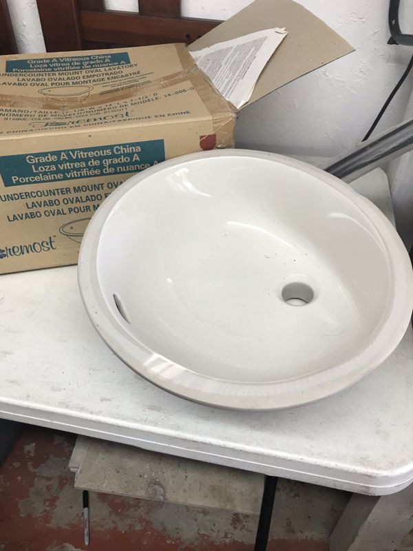 2 undercounter mount oval lavatories (Bathroom sinks) for Sale in