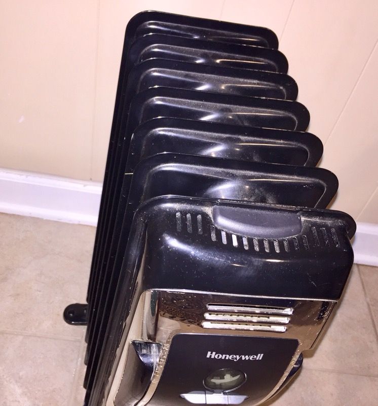 Honeywell 7 Fin Oil Filled Radiator Heater Digital Controls, HZ-709 *Good  condition* **SOLD** for Sale in Skokie, IL - OfferUp