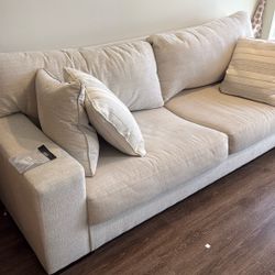 Ashley Maggie Couch 