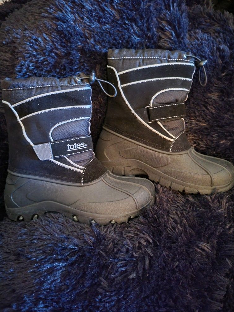New In Box Boy Size 4 Waterproof Snow Boots