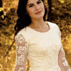 Wedding Dress Size 4 A-Line  (Cream Color) 