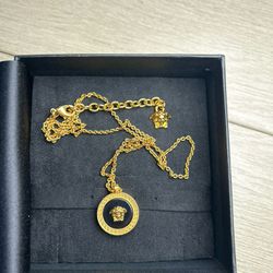 🔥 Quick Sale: Versace Medusa Necklace with Original Box ( Open Box- Never Worn )
