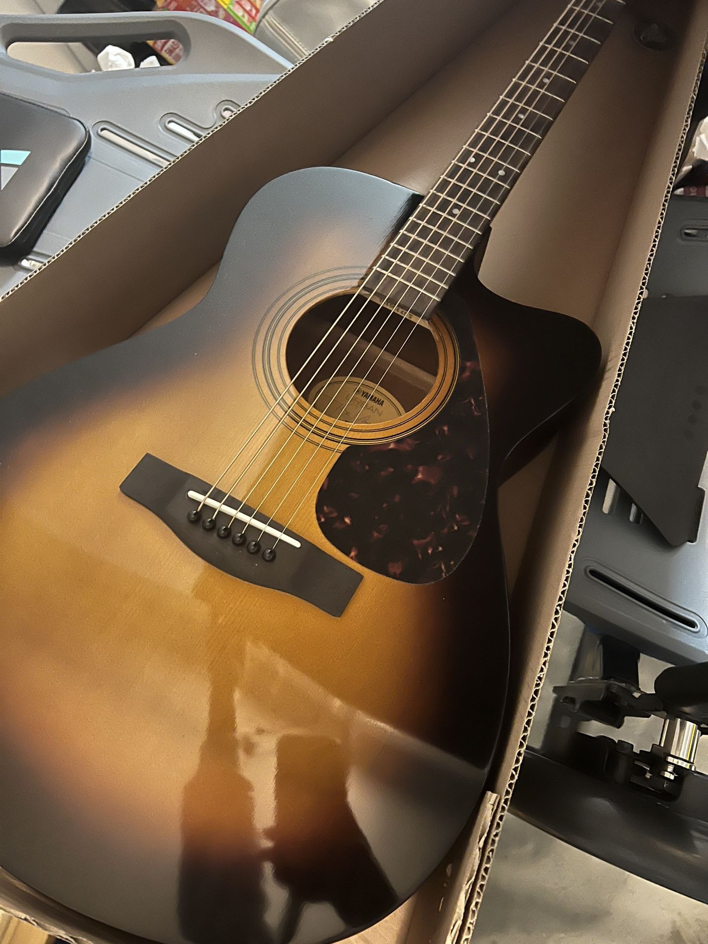 YAMAHA ACOUSTIC GUITAR