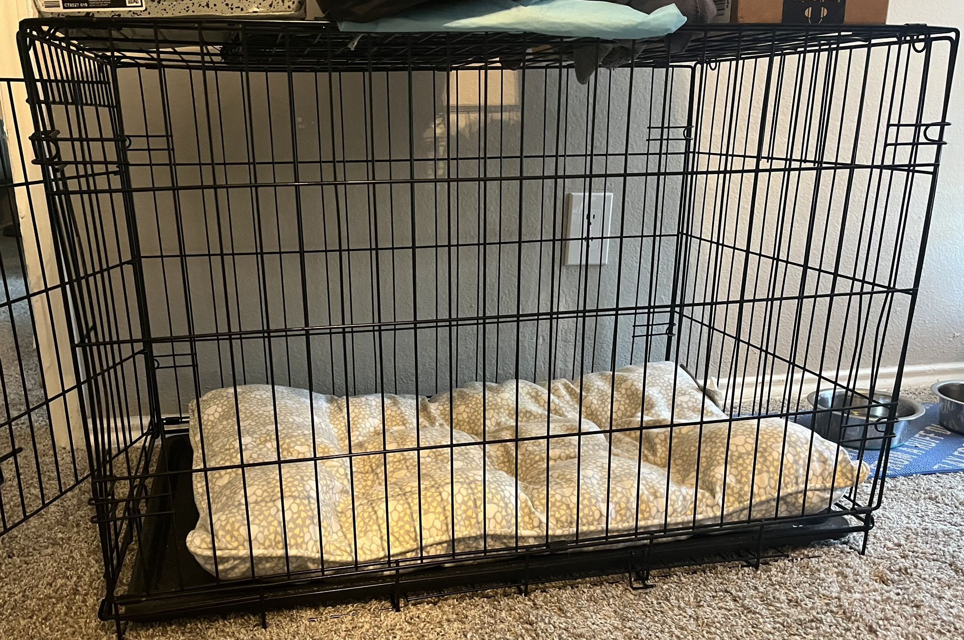 Medium dog crate + Dog Bed