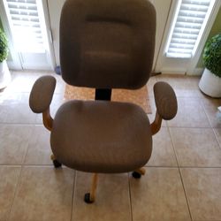 Dest. Chair It Very Comfortable . Size . The Seat Is 18"× 20" Back Of Chair .