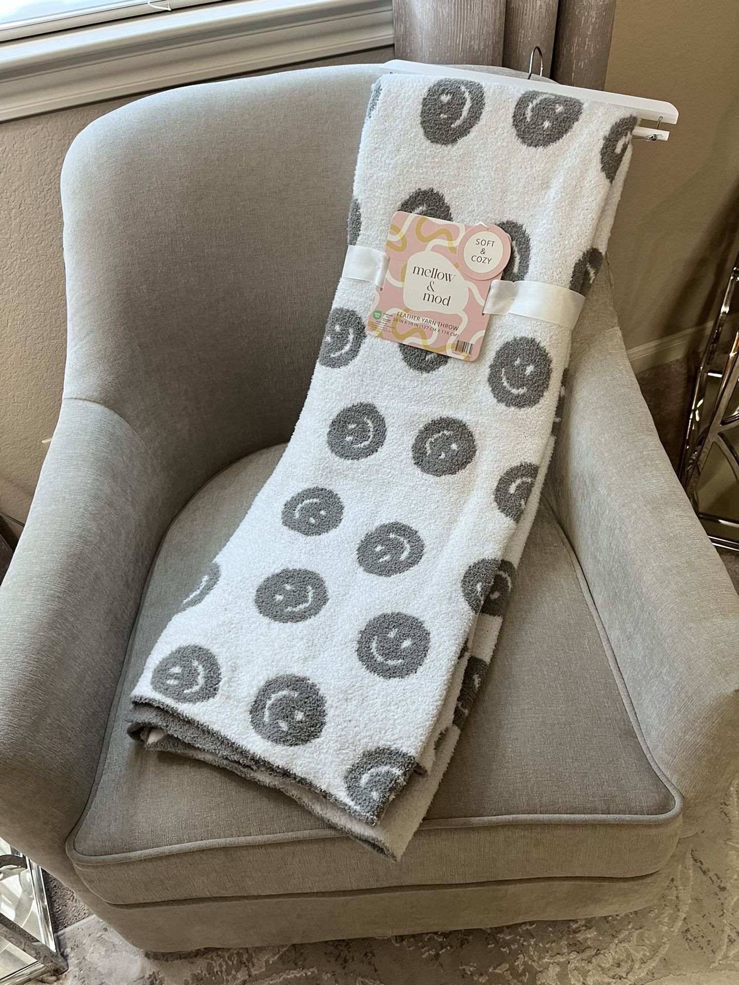 1-NWT MELLOW & MOD SMILEY FACE DOBLE LAYER REVERSIBLE FABRIC THROW BLANKET