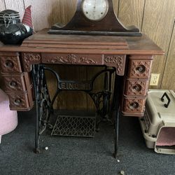 Singer Antique Sewing Machine 